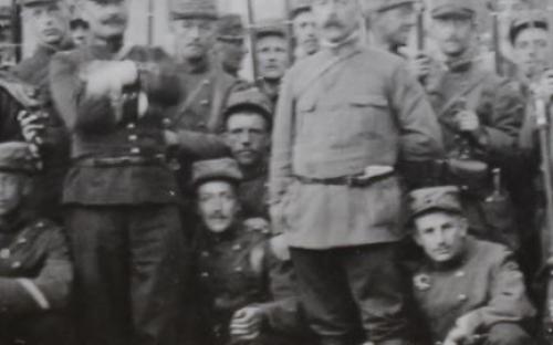 A droite, le commandant Vannière au côté d'un capitaine en tunique
